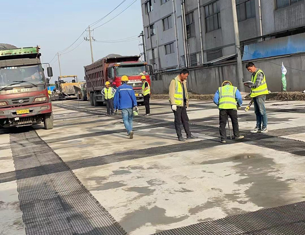 普陀老材料的新故事：玻璃纤维土工格栅如何在‘白改黑’浪潮中重获新生？